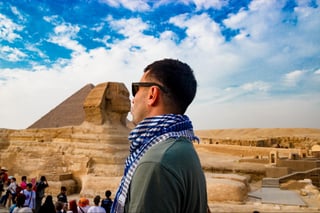 En regardant le sphinx de Gizeh.  Le Caire, Egypte